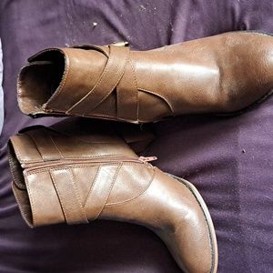 Nine west booties 3in heel zipper on side with buckle detail size 81/2.